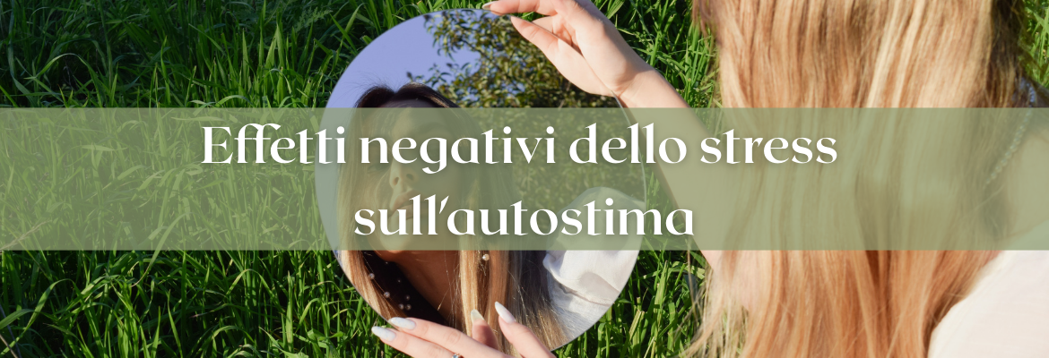 ragazza che si specchia seduta sull'erba