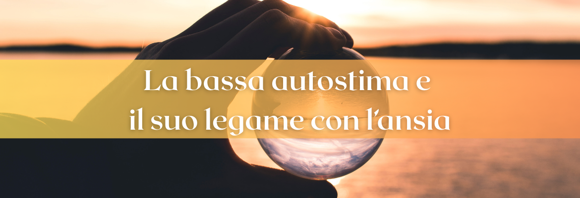 mano che regge una sfera su sfondo del mare