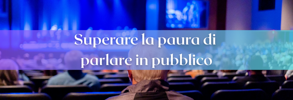 gente seduta a teatro vista da dietro