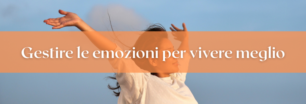 donna felice con braccia alzate