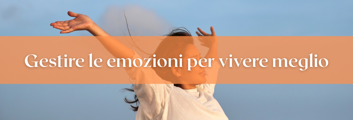 donna felice con braccia alzate