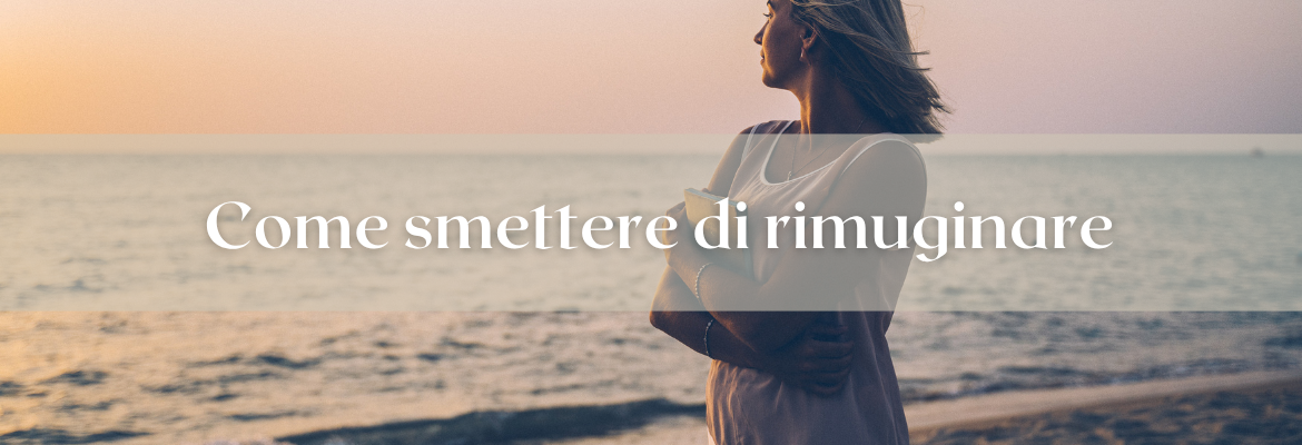 donna sulla spiaggia che riflette su come smettere di rimuginare