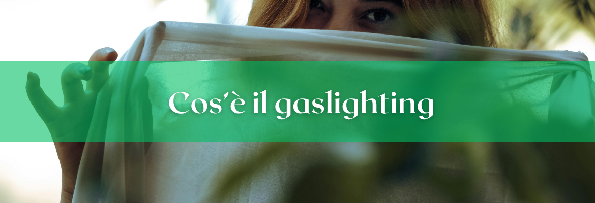 ragazza che si nasconde dietro un lenzuolo e pensa cos'è il gaslighting