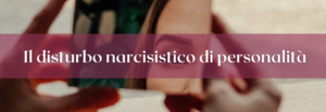 persona con specchio in mano con disturbo narcisistico di personalità