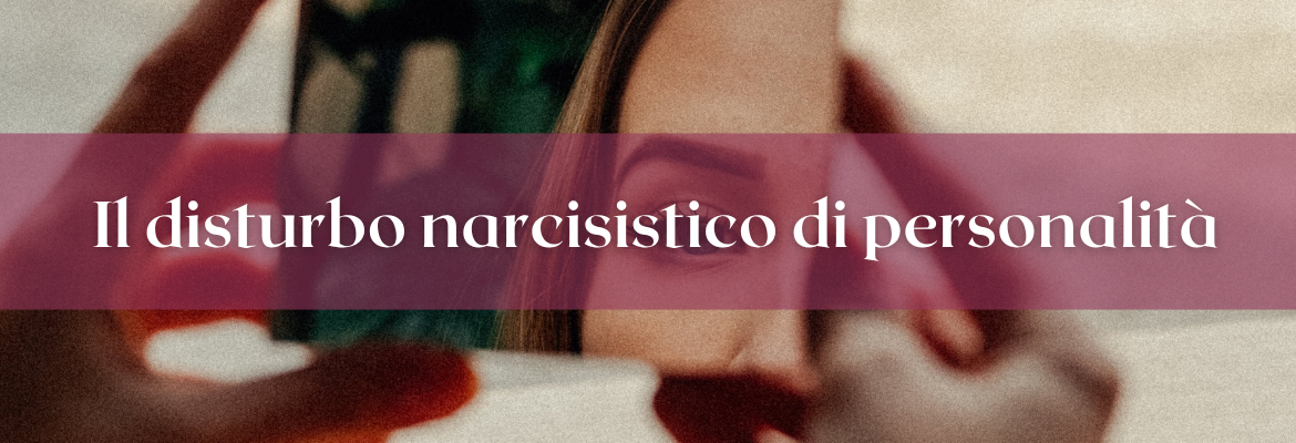 persona con specchio in mano con disturbo narcisistico di personalità