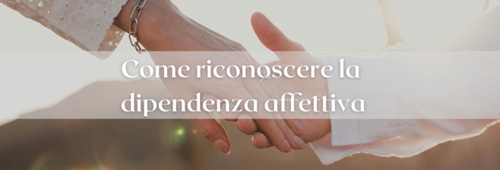 primo piano di due mani che si stringono