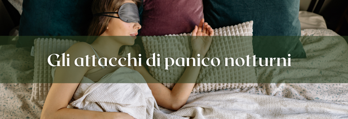 donna che dorme su un letto con attacchi di panico notturni