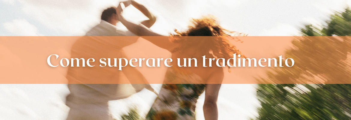 coppia che si tiene per mano