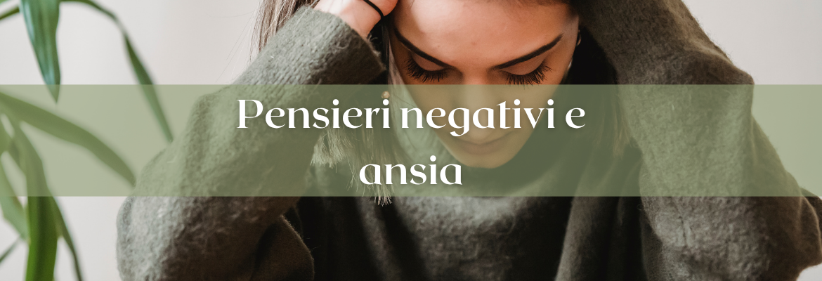 donna che si regge la testa tra le mani