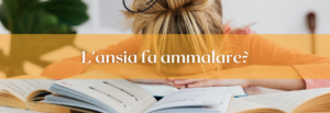 donna che ha la testa abbassata sopra un libro